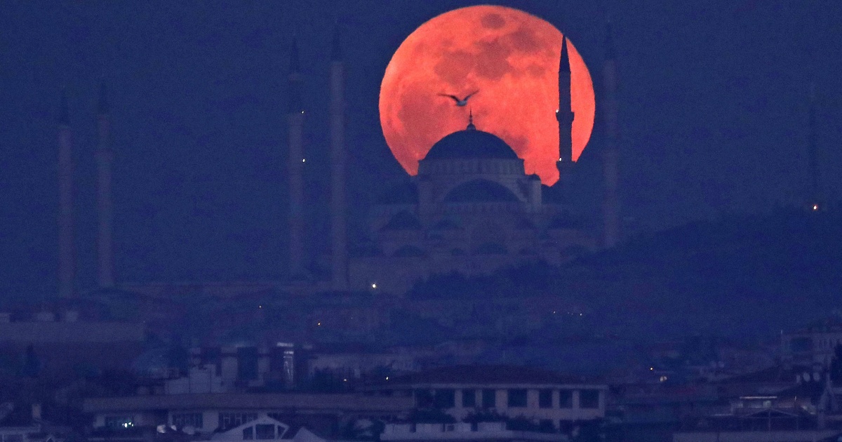 picture Blood Moon Lunar Eclipse Pictures https www nbcnews com mach science total lunar eclipse 2018 how watch july blood moon live ncna894506