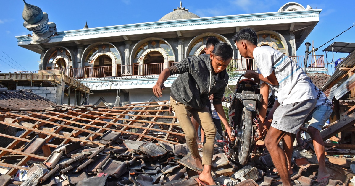 'Terrifying' quake kills dozens on Indonesian resort islands