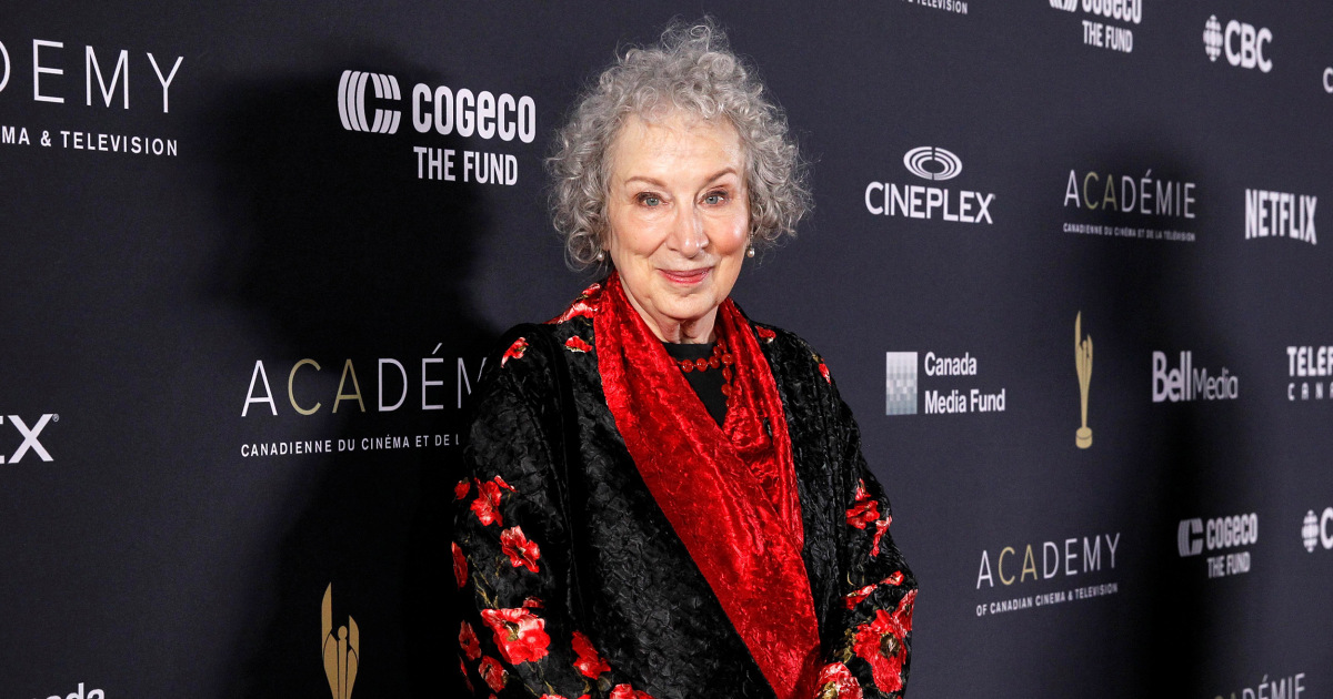 Margaret Atwood writing sequel to 'The Handmaid's Tale'