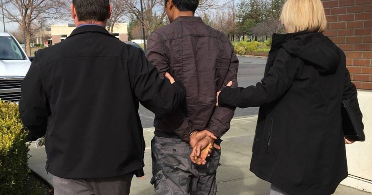 Задержание преступника. Arrested stealing. Фото задержания блондинки блондинки полицией. Arrested stealing. Дорожная полиция сша.
