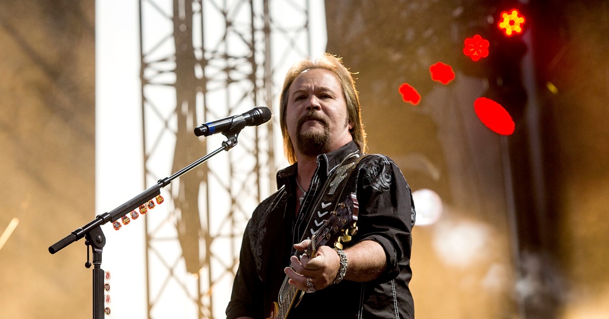 Country star Travis Tritt's tour bus sideswiped in deadly crash