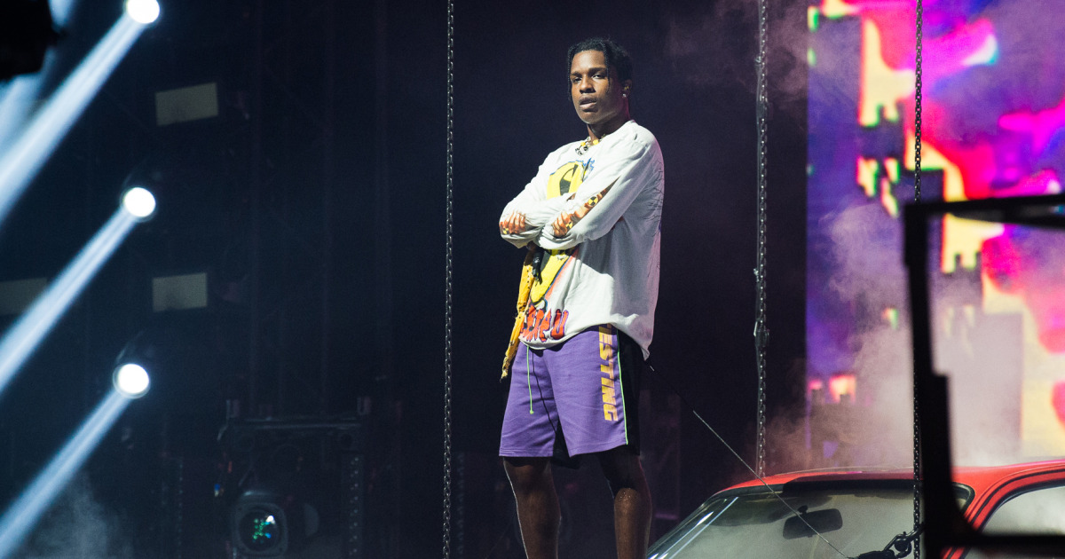 A$AP Rocky picking up his white tee bandana before the panick #rolling, ASAP  Rocky
