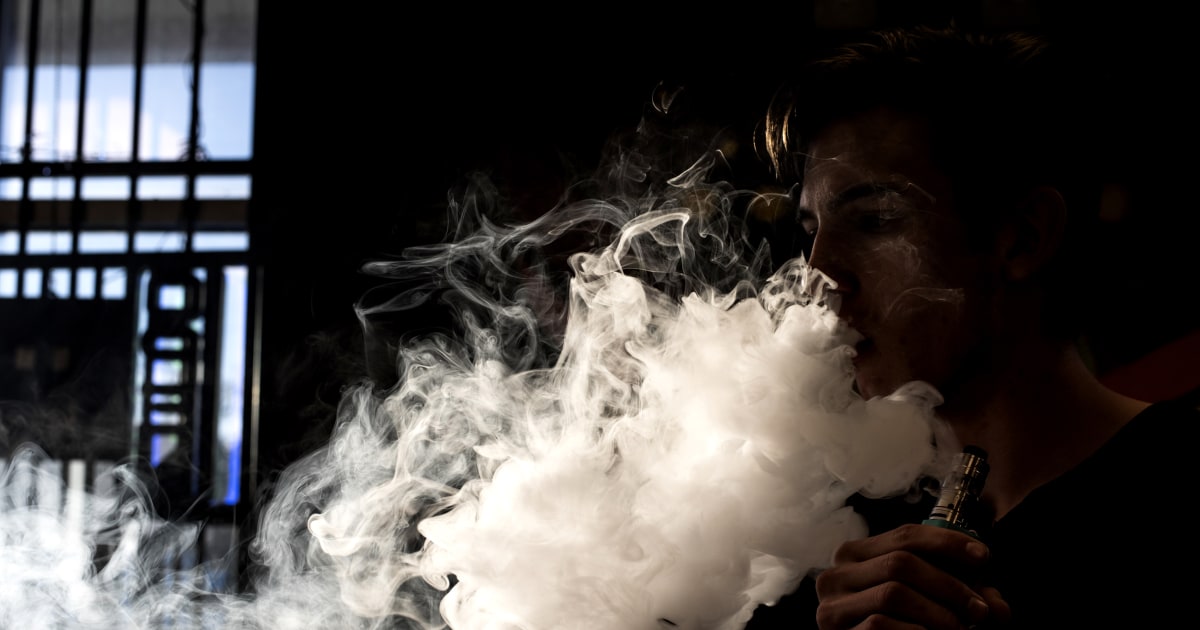 Exhaling vape cloud hi-res stock photography and images - Page 2