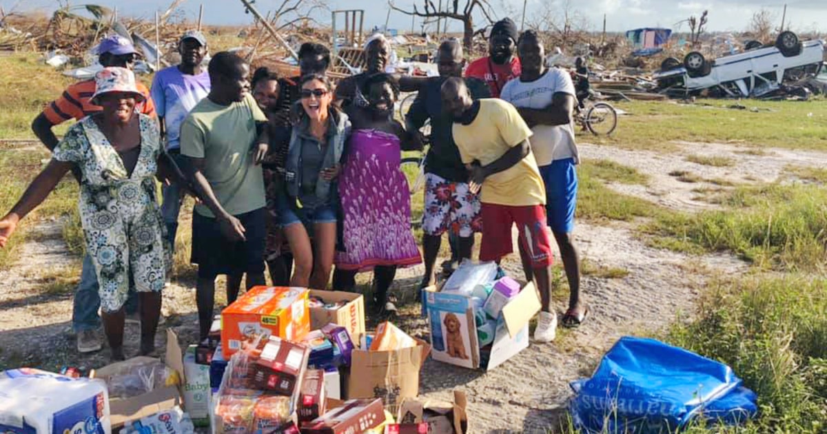 Helicopter pilot discovers villagers stranded in debris in the Bahamas