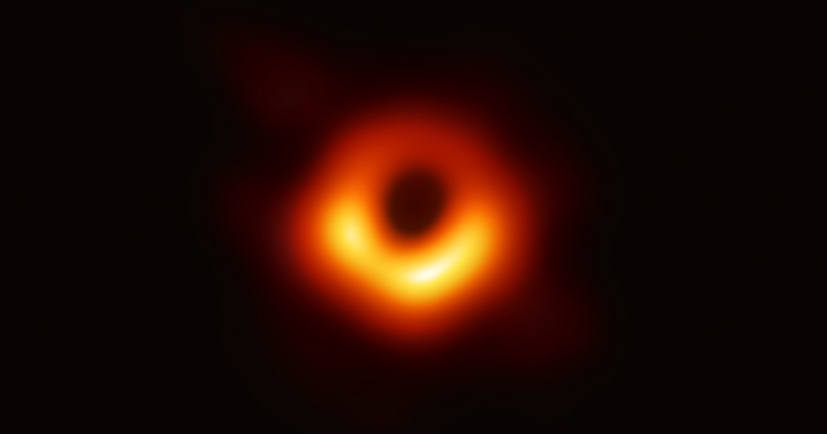Astrofyzici po prvýkrát zaznamenali čiernu dieru prehĺtajúcu neutrónovú hviezdu