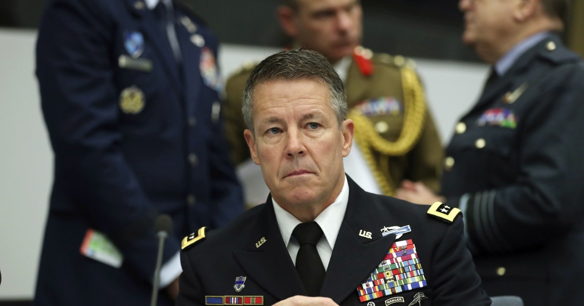 Commander of U.S., NATO forces in Afghanistan steps down