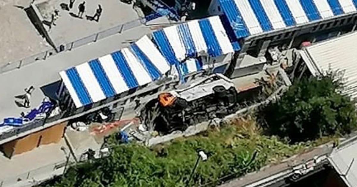 Almeno una persona è rimasta uccisa e diverse altre ferite dopo che un autobus è caduto da una strada in Italia