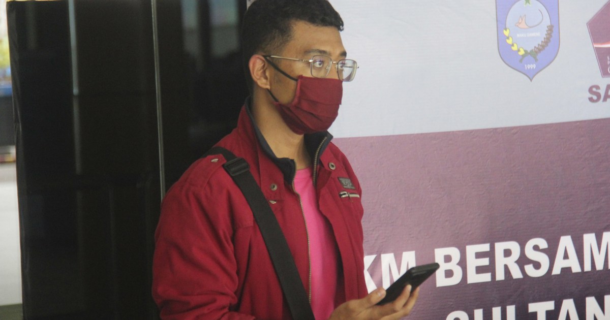 Koronos virusu užkrėstas vyras per epidemiją lipa persirengęs žmona Indonezijoje