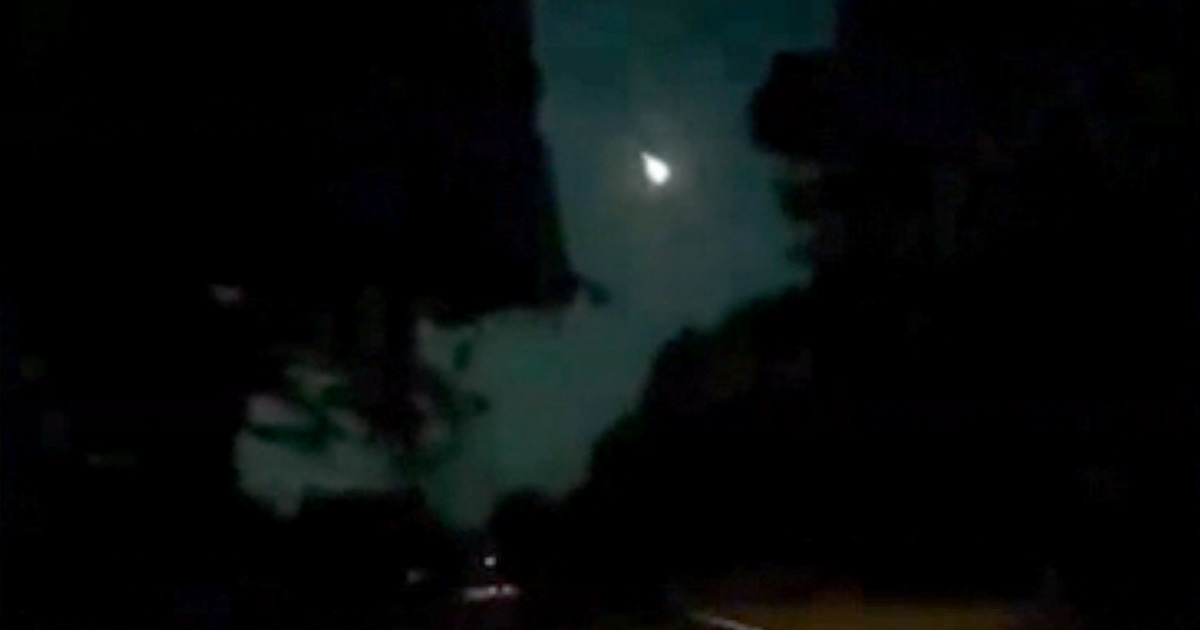 Il video cattura una meteora infuocata che spara nel cielo notturno del Texas