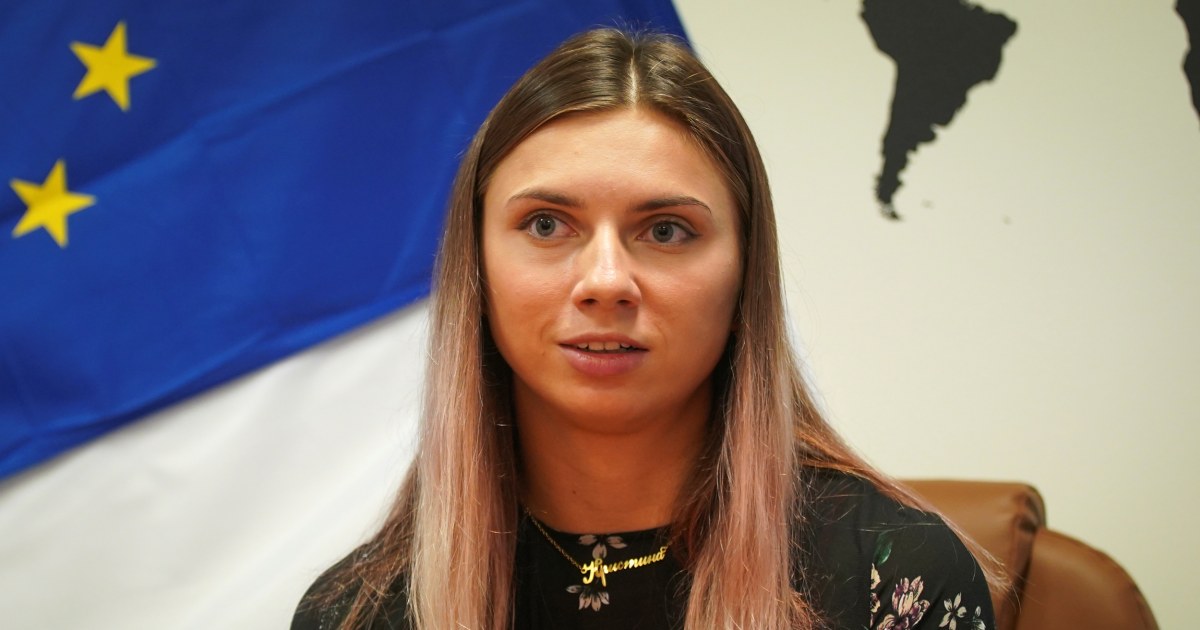 Baltarusijos olimpinė bėgikė sako, kad pabėgo po to, kai šeimos įspėjimas privertė ją bijoti grįžti namo