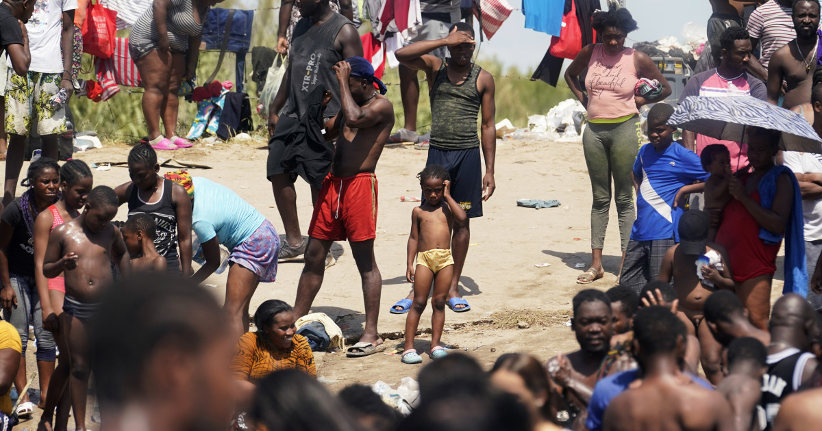 , US closes a part of Texas border, begins flying Haitians house