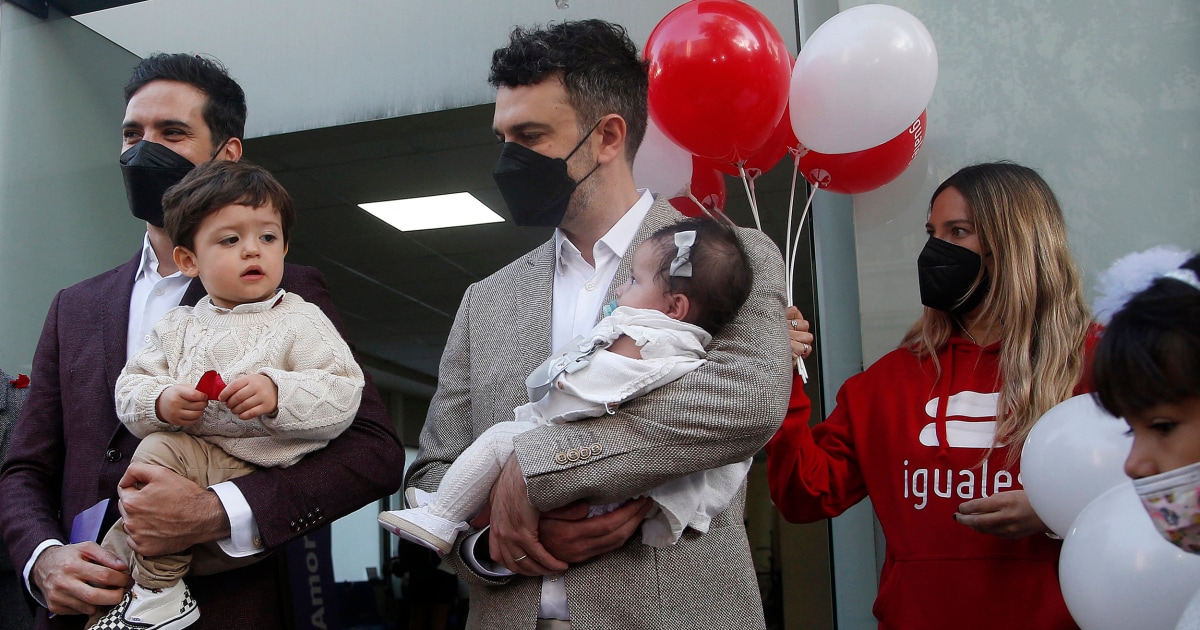 Chile’s first gay couple weds as same-sex marriage law takes effect