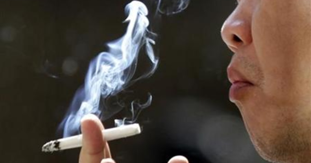 Человек закуривает. Smoking pic. Девушки просят сигарету. Парень с сигаретой. Smoking pic.