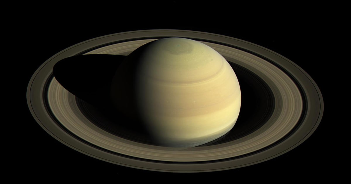 Les anneaux ondulants de Saturne indiquent un noyau massif caché à l’intérieur