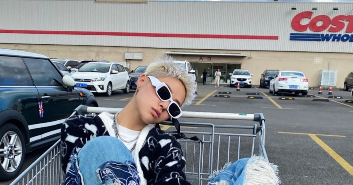 Influencers in Shanghai are posing at Costco, pretending they're