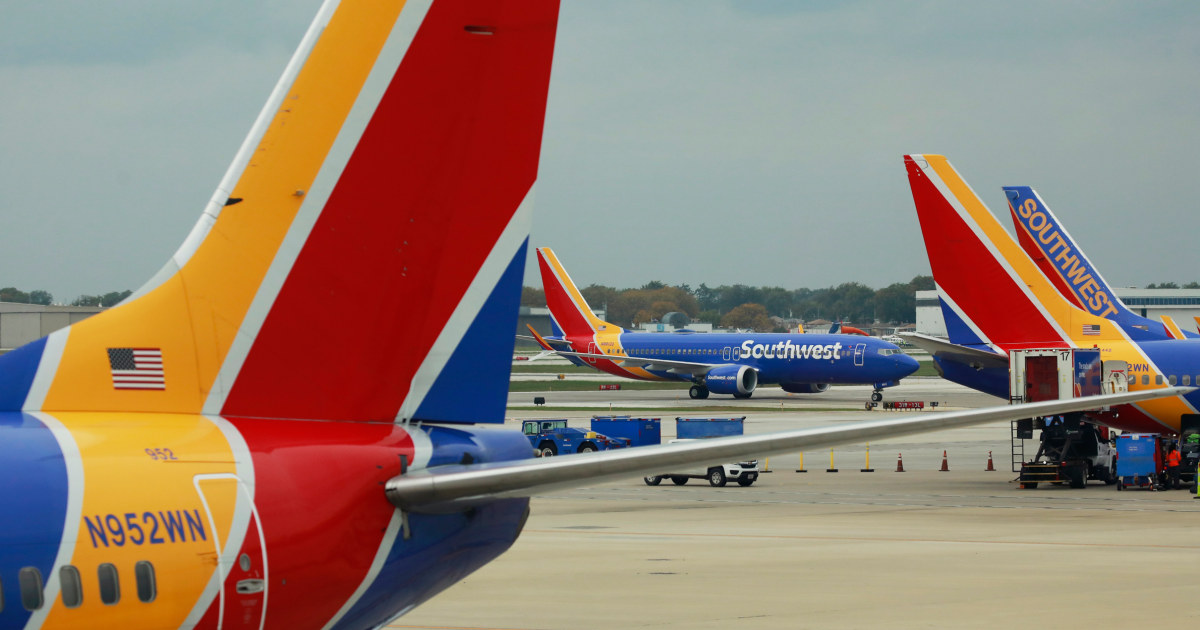 La policía dice que un empleado de Southwest Airlines fue hospitalizado después de ser golpeado por un pasajero