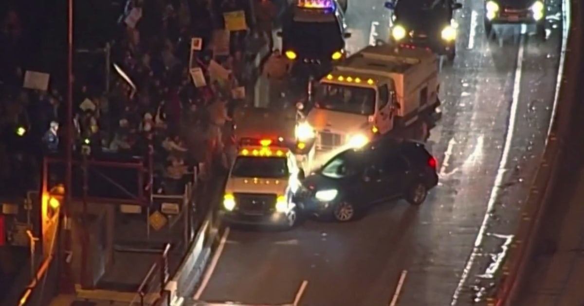 5 hurt including 2 officers after crash at anti-vaccine protest in San Francisco – NBC News