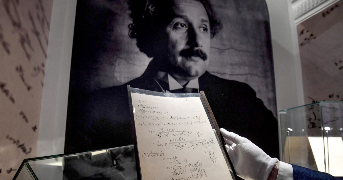 Retas Einšteino rankraštis su reliatyvumo skaičiavimais Paryžiaus aukcione parduotas už 13 mln.