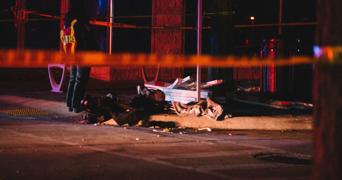 Al menos 5 muertos y más de 40 heridos después de que un auto arrollara ...
