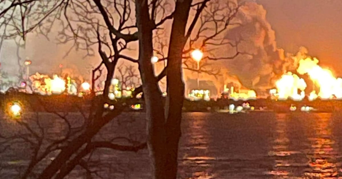 ‘Explosion’ at Baytown Texas ExxonMobil oil refinery leaves several injured – NBC News