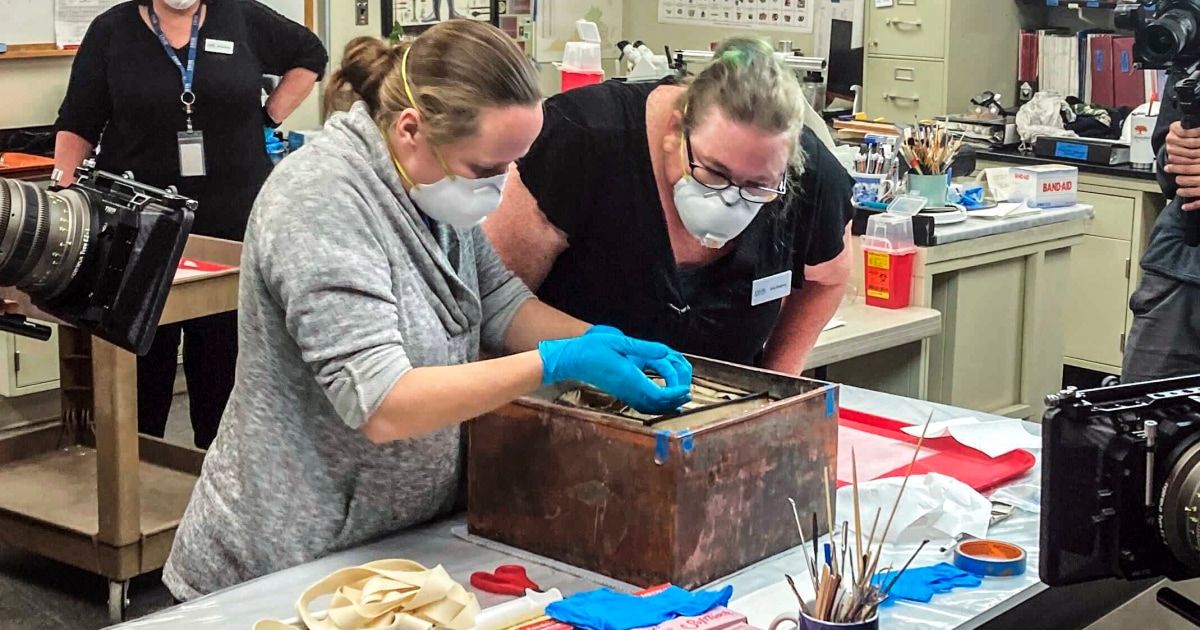 US experts open time capsule discovered in Robert E Lee statue