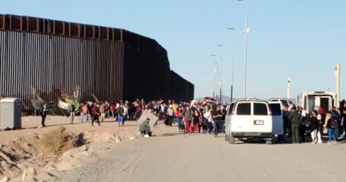 Unos 1300 Migrantes Se Congregan En El Paso Fronterizo De Yuma Arizona Horas Después Del 1971