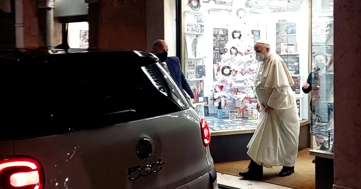 pope-caught-on-camera-making-unannounced-stop-at-rome-record-store