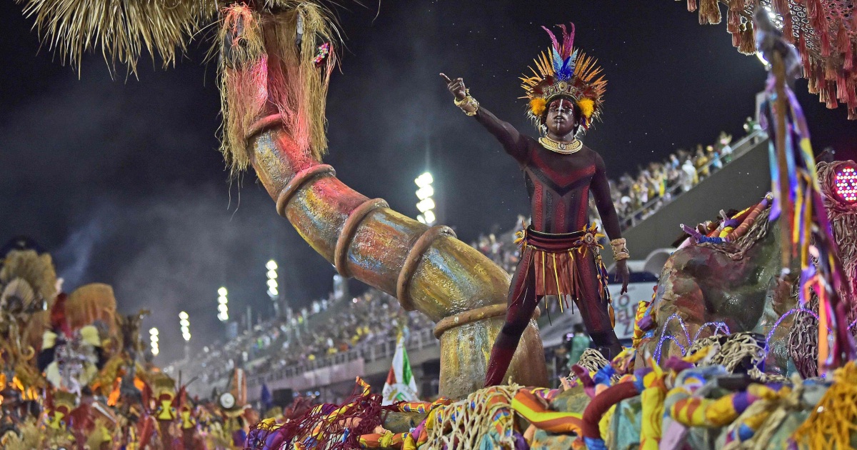 Riodežaneiro atliek karnevāla parādes, jo Brazīlijā pieaug Covid saslimšanas gadījumi