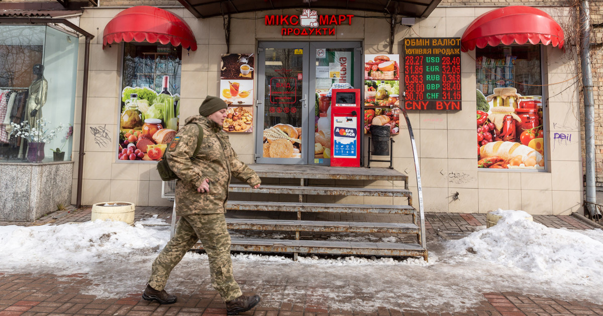 After talk of war shakes economy, Ukraine looks to U.S. for help