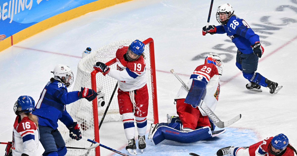 U.S. women's hockey beats Czech Republic in close game to advance to semifinal thumbnail