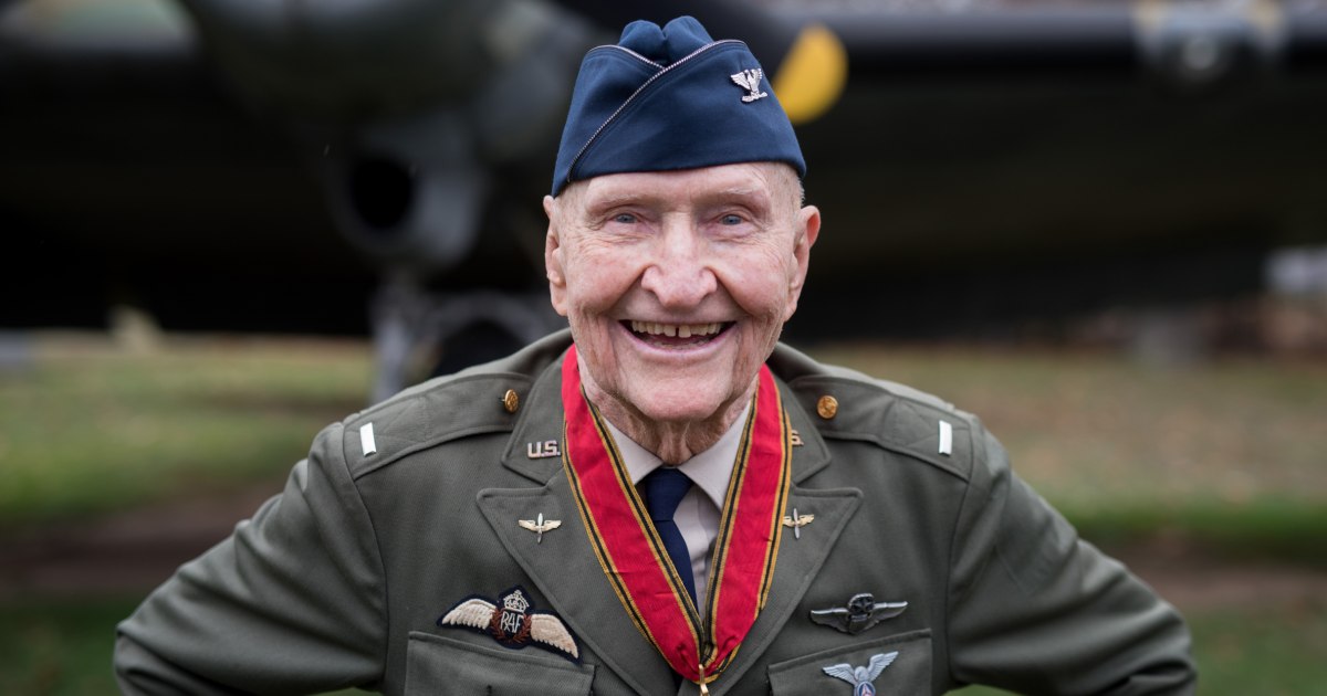 Gail Halvorsen, 'Candy Bomber' in Berlin Airlift, dies at 101