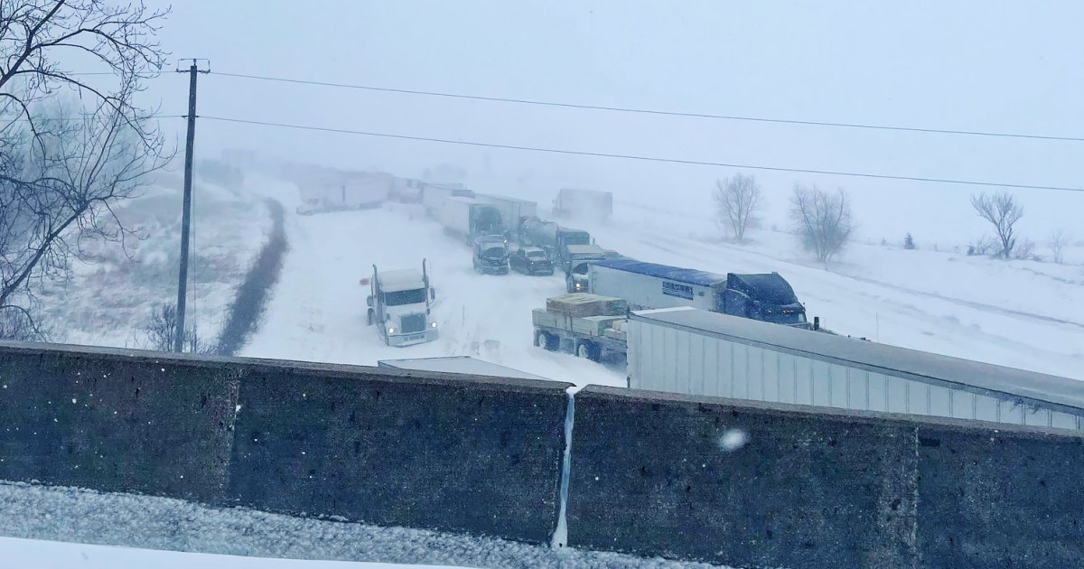 Winter storm causes 100car pileup, shutdown on Illinois interstate(02)