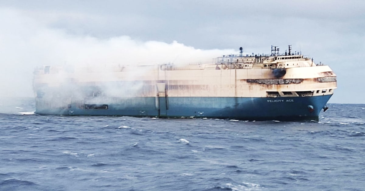 Rebocadores pulverizam água em navios em chamas com Porsches, Audis e Bentleys