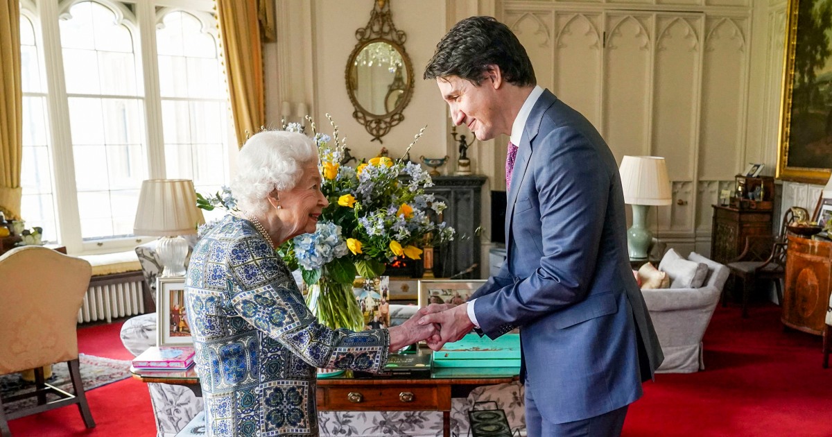 La reine accueille Trudeau pour le premier engagement en personne depuis son diagnostic de Covid