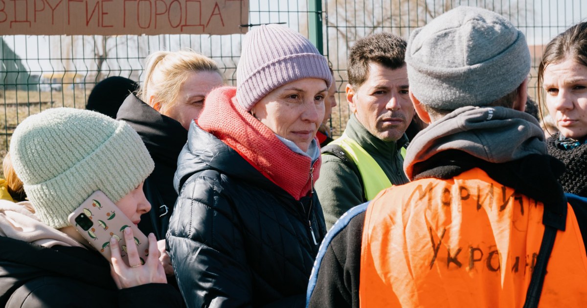 Ukrainians fleeing Russians head to Poland, mourn was left behind