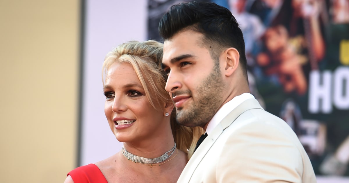 Britney Spears announces pregnancy on Instagram