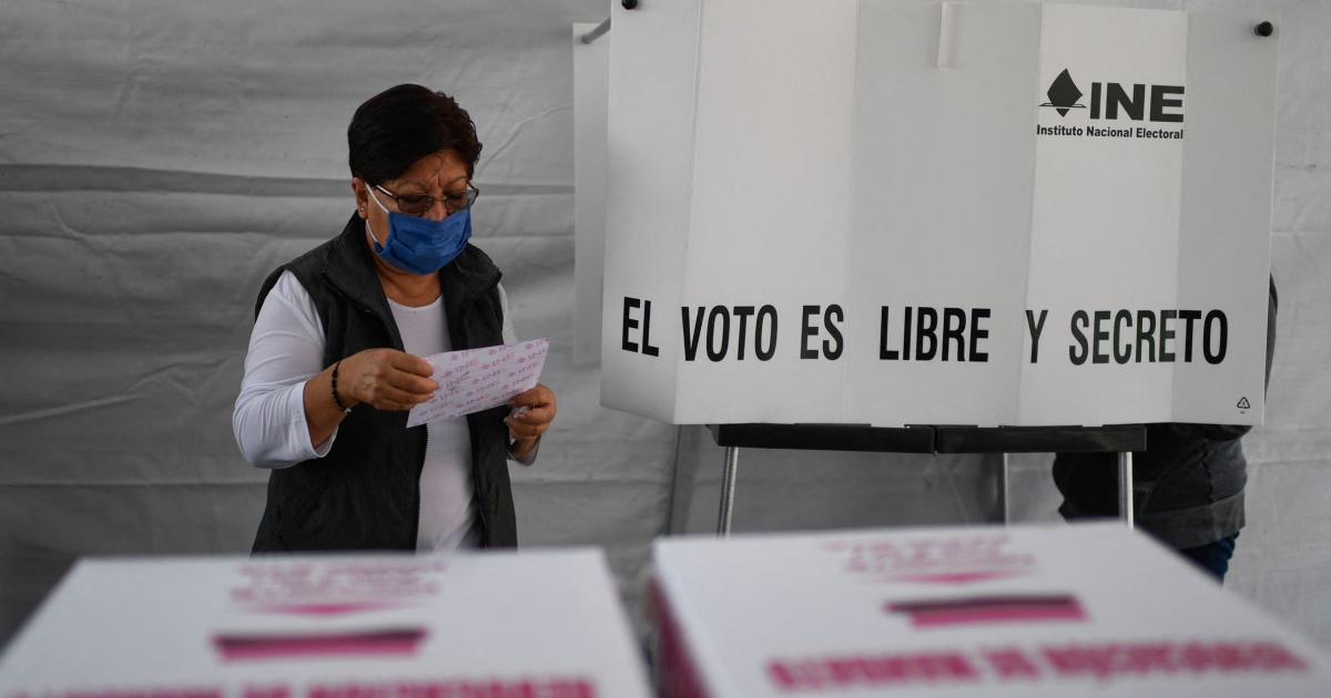 In Mexico, few voters cast ballots on whether president should go or stay