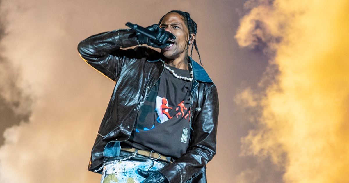 Travis scott speed. Трэвис скотт. travis scott концерт. travis scott с микрофоном. travis scott с микрофоном в руках.