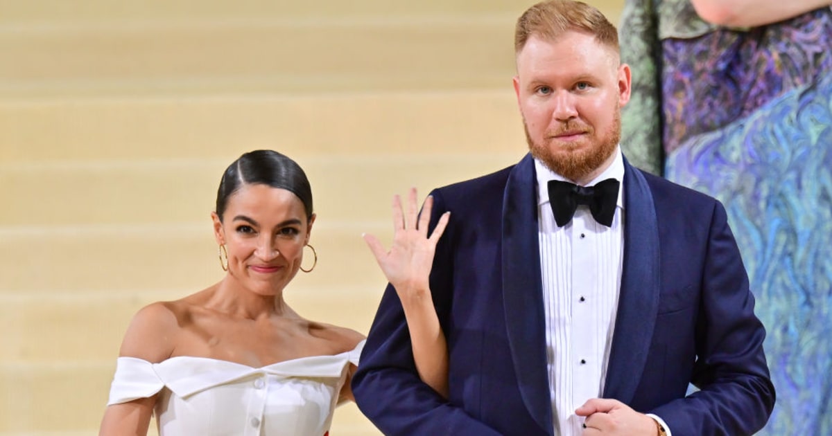 La congresista Alexandria Ocasio Cortez se compromete para casarse con su novio