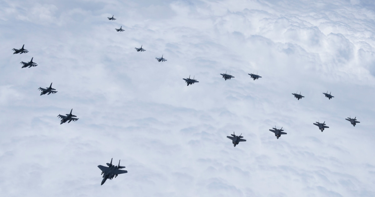 미국, 한국, 북한 긴장 속에 전투기 20대 비행