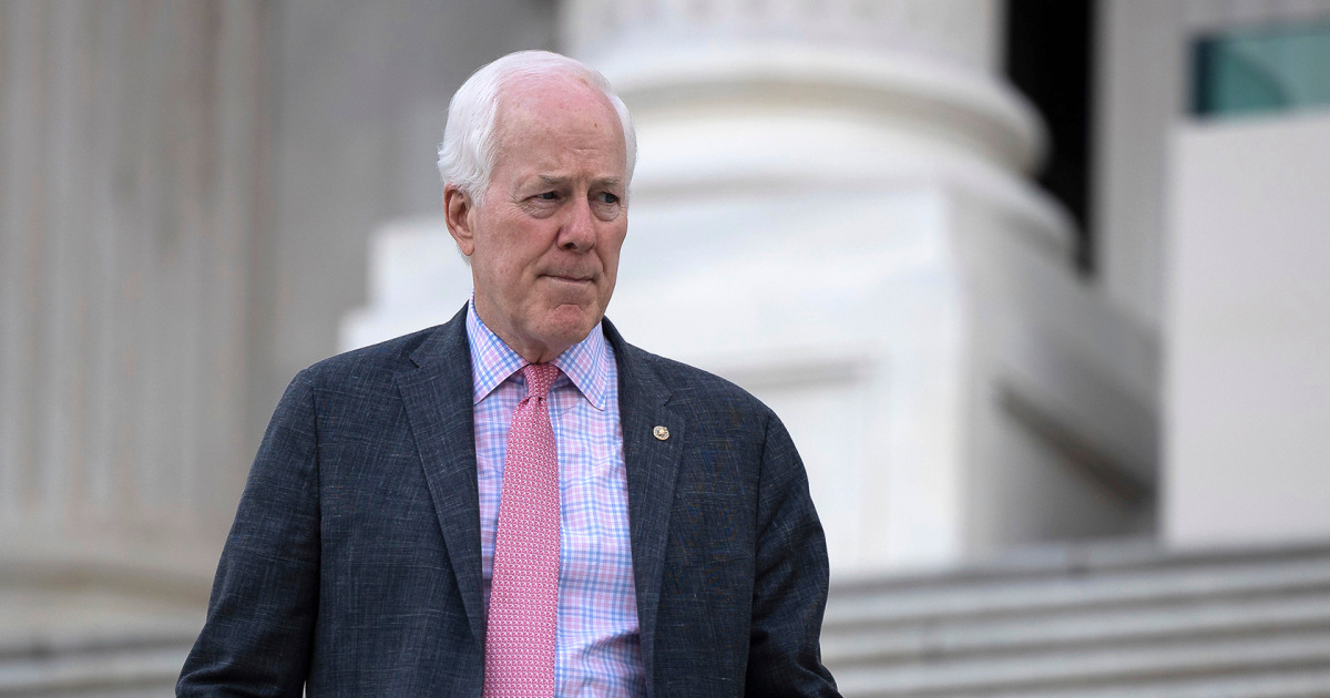 Senate races to craft bipartisan gun bill this week &mdash; and runs into obstacles