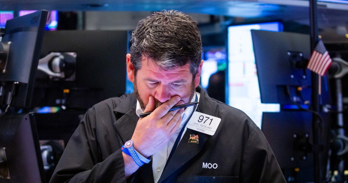 Dow slumps 800 points to start the week, S&P 500 falls back into bear market territory