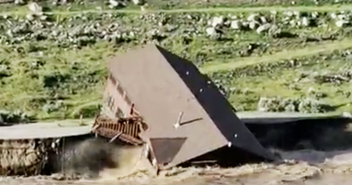 Video dramatis menunjukkan sebuah rumah Montana runtuh ke Sungai Yellowstone setelah banjir