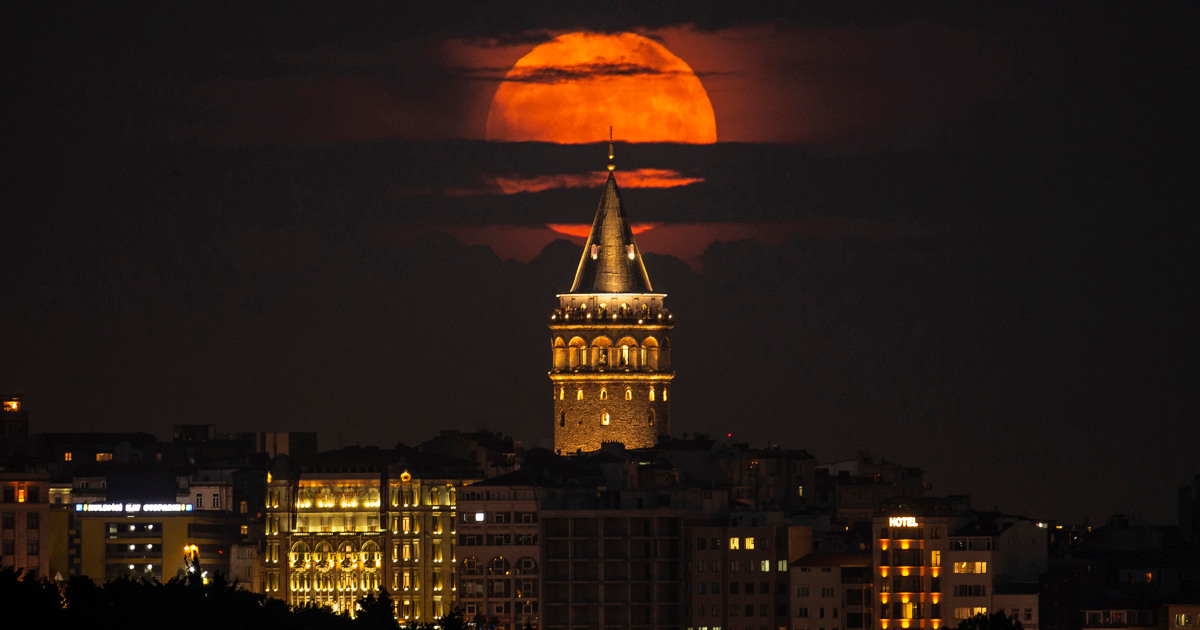 La gigantesca luna fragola illumina il cielo ed è la luna più bassa dell’anno