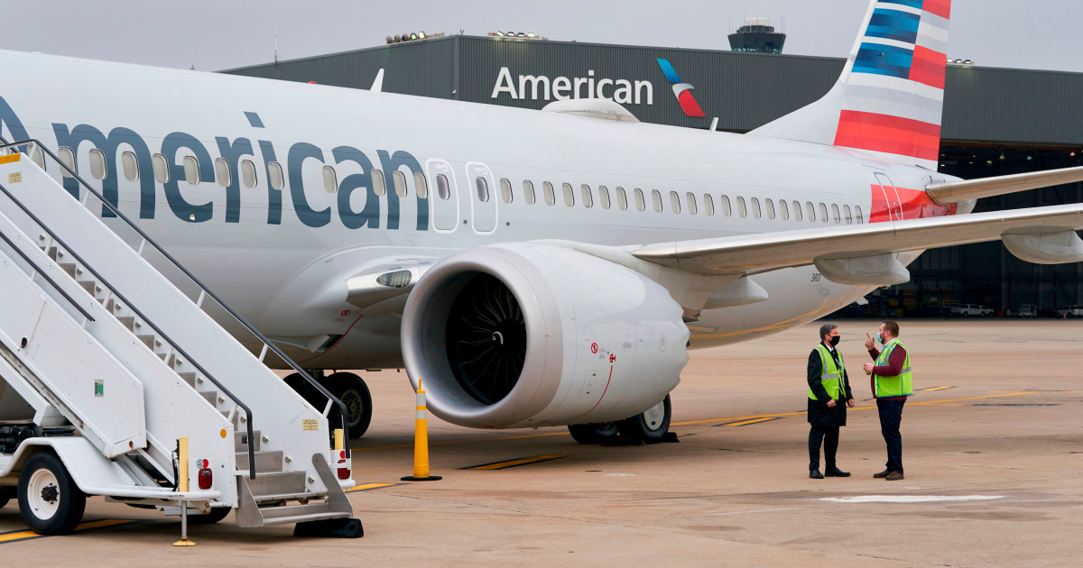 El piloto de American Airlines le pide a la FAA que supervise las aerolíneas que, según él, están reservando más vuelos de los que pueden contratar