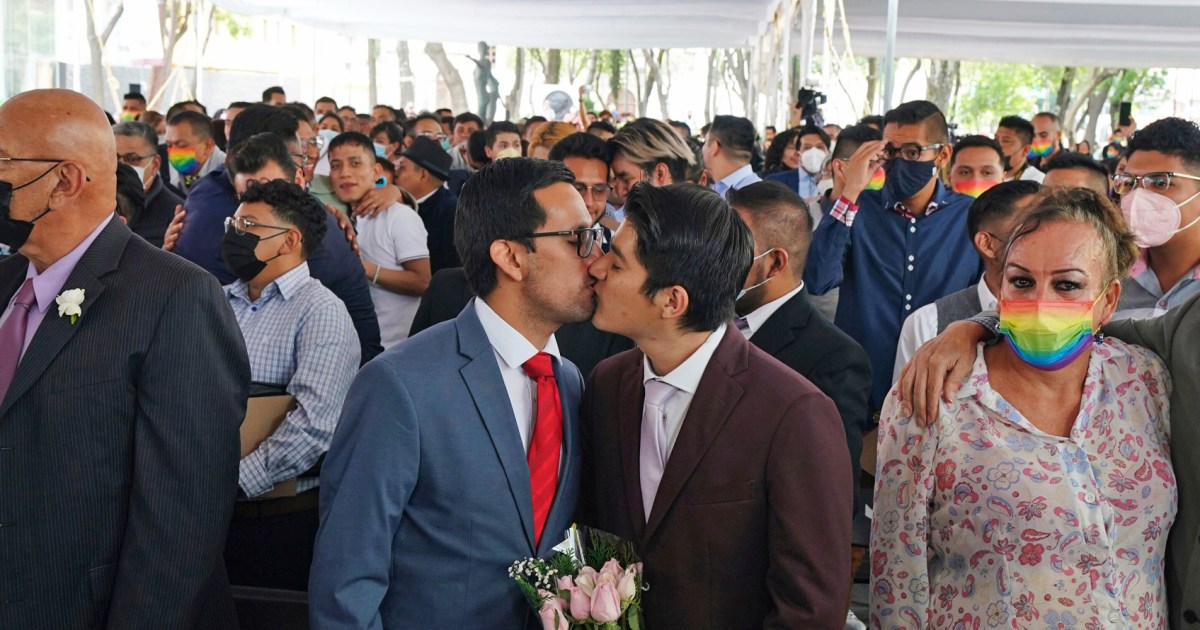 Mass same-sex wedding ceremony in Mexico challenges discrimination