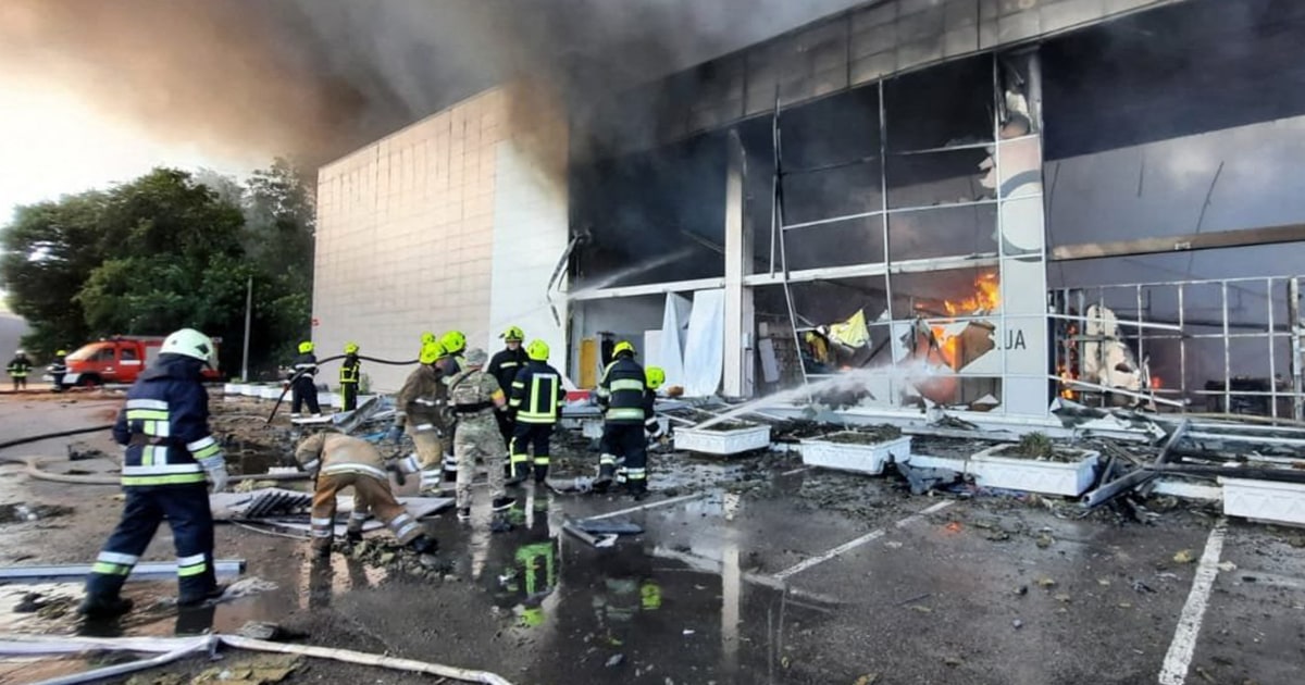 우크라이나는 러시아군의 공습이 크레멘추그 쇼핑센터를 강타했고 그 안에 1000명 이상의 민간인이 있었다고 밝혔습니다.