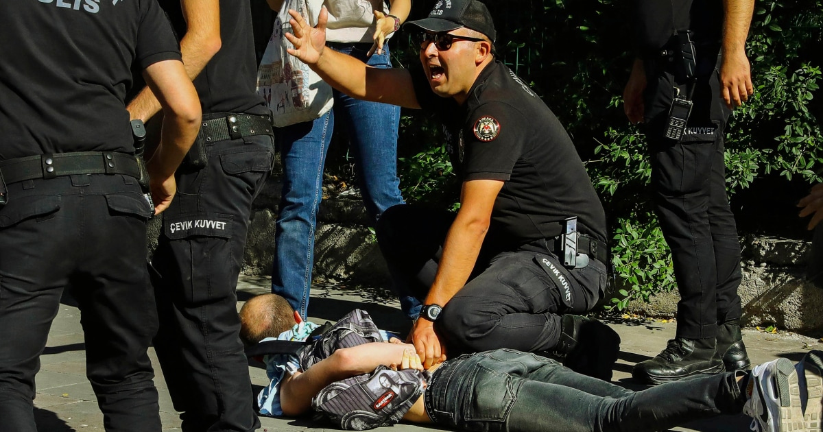 La police turque interrompt la marche de la fierté LGBTQ ;  30 détenus