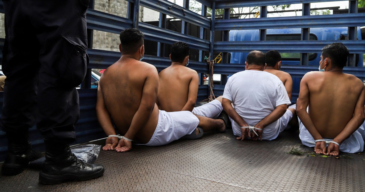 El Salvador enferme 50 000 personnes pour des liens présumés avec des gangs et prolonge la suspension des droits