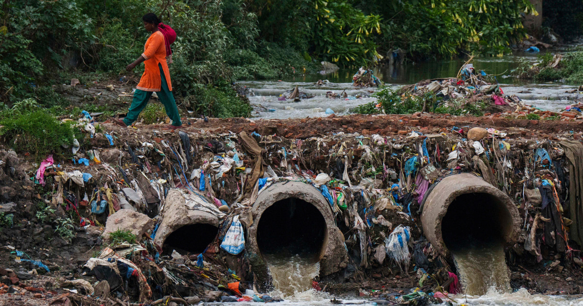 Des eaux usées et des déchets obstruent la rivière sacrée Bagmati au Népal